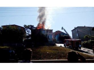 (Özel Haber) Sultanbeyli’de 3 Katlı Binanın Çatısı Alev Alev Yandı