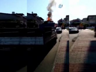 3 Katlı Binanın Çatısı Alev Alev Yandı