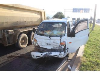 Otobüse Çarpan Kamyonetin Sürücüsü Ağır Yaralandı