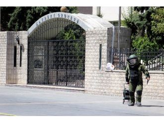 Şüpheli Paketi Gördüler, Cep Telefonlarına Sarıldılar