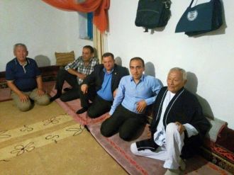 Kaymakam, Rahatsız Olan Doğu Türkistan’lı Yaşlı Adamı Ziyaret Etti