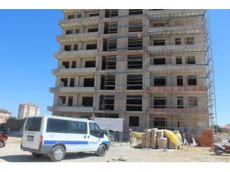 Merdiven Boşluğuna Düşen İşçi Yaralandı