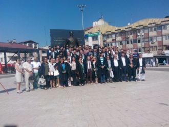 Sakarya’da Avukatlar Atatürk Anıtına Çelenk Bıraktı