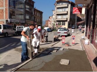 Niksar’da Yeni Kaldırımlara Engelli Düzenlemesi