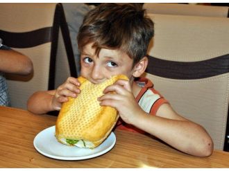 Suriyeli Çocuklara Döner Ziyafeti