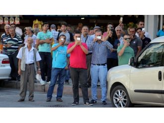 Şüpheli Paketi Gören Telefonuna Sarıldı