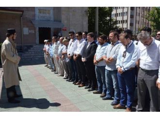 Ak Parti Gençlik Kolları Üyelerinden Gıyabi Cenaze Namazı