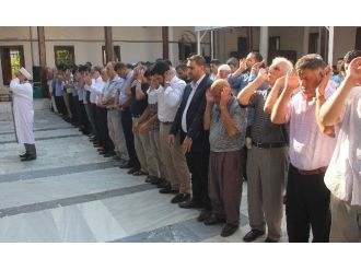 Ak Parti Gençlik Kolları Şehitler İçin Gıyabi Cenaze Namazı Kıldı