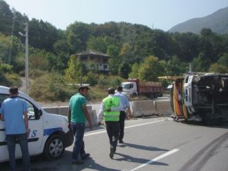 D-650 Karayolunda Mobilya Yüklü Kamyon Devrildi