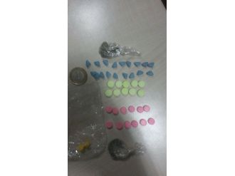 Polis 2 Uyuşturucu Satıcısını Suçüstü Yakaladı