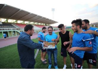 Vali Işın’dan Futbolculara Baklava İkramı