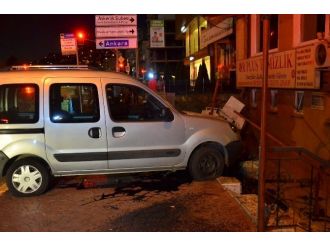 Otomobil Doğalgaz Kutusuna Çarptı, Facianın Kıyısından Dönüldü