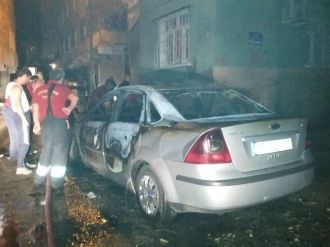 Diyarbakır’da Park Halindeki Bir Otomobil Benzin Dökülerek Ateşe Verildi