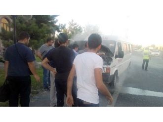 İşçileri Taşıyan Minibüs Alev Aldı