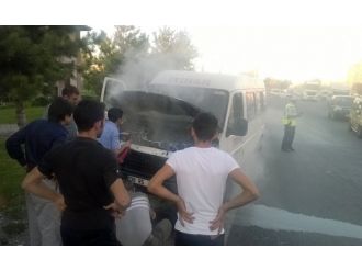 Minibüs Alev Aldı: İşçiler Ölümden Döndü