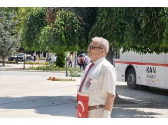 (Özel Haber) Şehit Babasından Tek Başına Saygı Duruşu