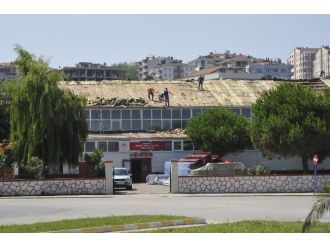Akçakoca Spor Salonunun Çatısı Onarılmaya Başladı