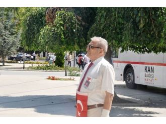 Şehit Babasından Tek Kişilik Saygı Duruşu