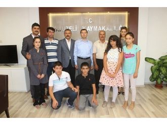 Muhtar Fen Lisesini Kazanan Çocuklara Altın Hediye Etti