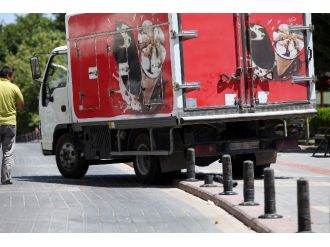 Kaldırım İşgal Ederek Bir Engel De Sen Olma