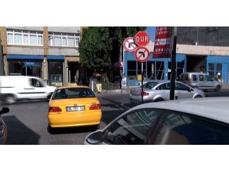 Bu Trafik Tabelası Şaşırtıyor: Hem Sağa Hem Sola Dönüş Yasak !