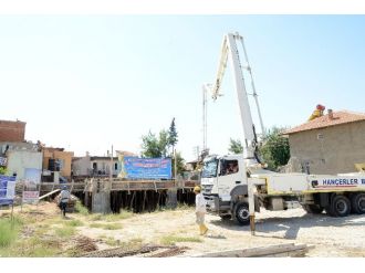 Başkan Gürlesin Yapımına Başlanan Caminin Temelini Attı