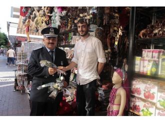 Alanya Belediye Zabıtası Esnafa Çiçek Dağıttı