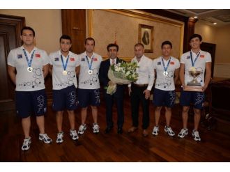 Vali Güzeloğlu Şampiyon Sporcuları Ağırladı