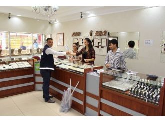 Sungurlu Zabıtası Esnafa Karanfil Dağıttı