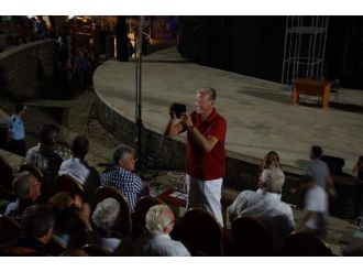 Marmaris’te “Yalandan Kim Ölmüş” Adlı Tiyatro Oyunu Beğeni Topladı