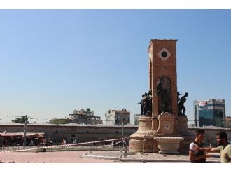 Taksim’de Şüpheli Çanta Paniği