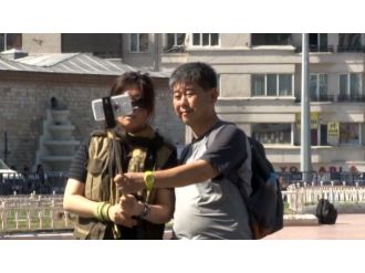 Şüpheli Çantayla Selfie !