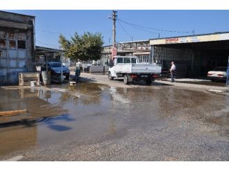 Kanal Taştı, Dükkanları Su Bastı