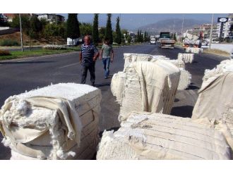 Viraja Hızlı Giren Tırdaki Pamuk Balyaları Yola Savruldu