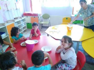 Anaokullarına Çöp Kovası Dağıtıldı