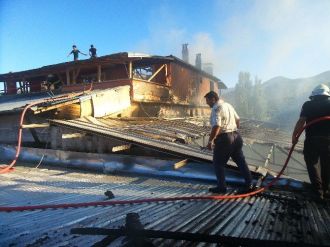 Tosya’da 2 Katlı Ev Ve İşyeri Kül Oldu