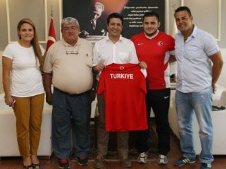 Döşemealtı Belediyesi’nden Milli Güreşçiye 5 Altın