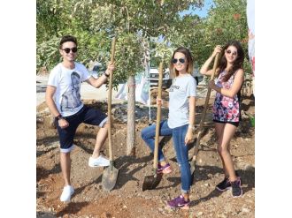 Zaynah Şarkısıyla Dünya Listelerini Zorlayan Romanyalı Yıldızlar Expo Alanına Ağaç Dikti