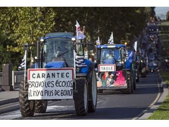 Çiftçiler Paris’i Traktörlerle İstila Etti