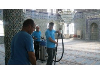 İzmit Belediyesi İbadethanelerin Halılarını Temizliyor