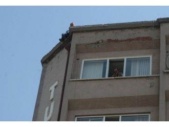 Çatıya Çıktı, Ayrı Yaşadığı Eşiyle Görüşünce İntihardan Vazgeçti