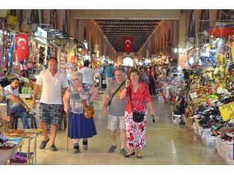 Komşu, Krizin Acısını Alışverişle Çıkarıyor