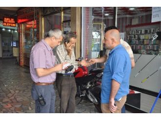 Bütün Mal Varlığını Poşete Doldurup Bankaya Giden Yaşlı Adamı Dolandırılmaktan Polisler Kurtardı