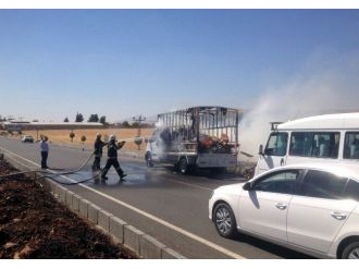 Karton Yüklü Kamyonet Alev Alev Yandı