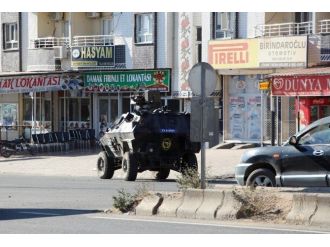 Teröristler Kaçırdığı Tır’ı Barikat Olarak Kullanıp Polise Saldırdı