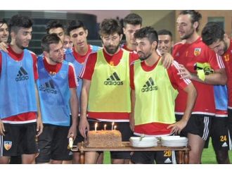 Kayserisporlu Furkan Özçal’ın Doğum Günü Antrenmandan Sonra Kutlandı
