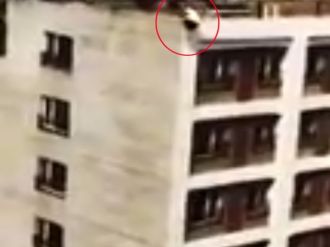 15 Katlı Binadan Aşağı Atladı !