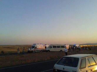 Yolcu Minibüsü Yan Yattı: 13 Yaralı