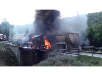 Beykoz’da Çarpışan Kamyonlar Alev Aldı