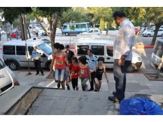 Durdurulan İki Minübüste 62 Suriyeli Yakalandı